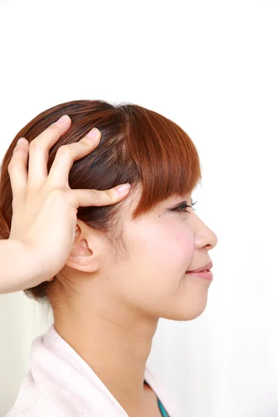 Woman getting a head massage　 — Stockfoto